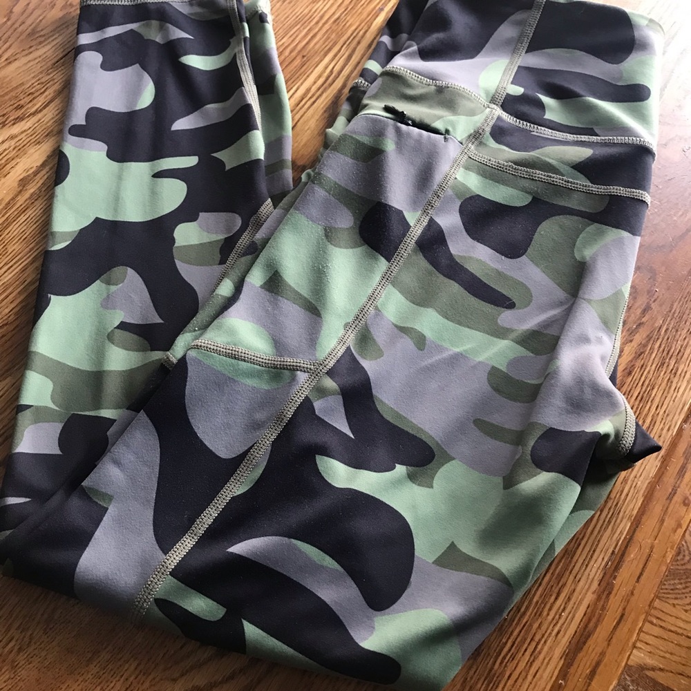 Zyia active Camo Capri leggings 6/8